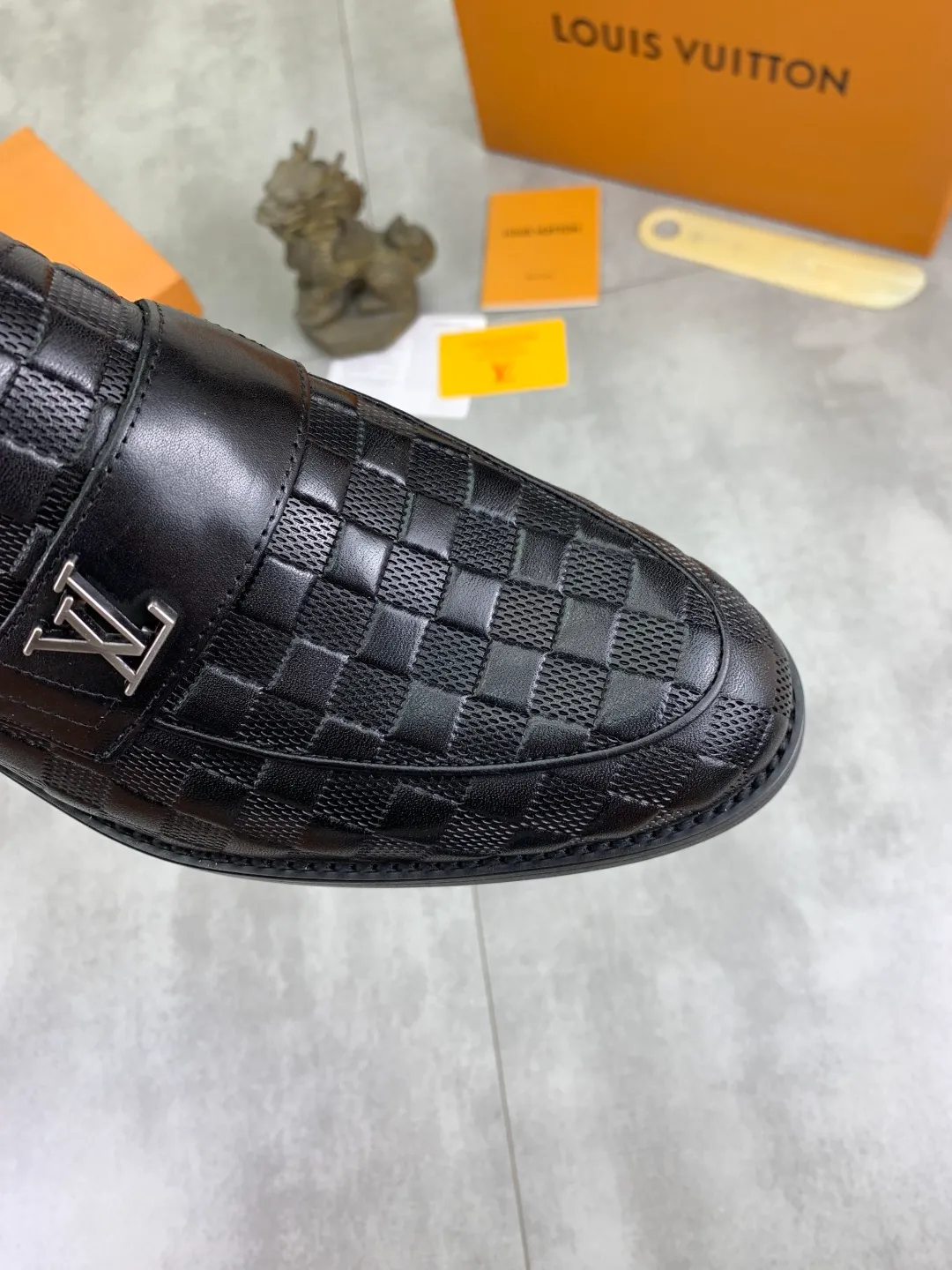 Men's Men's Shoes 💰P420 [New Style] 💰Yangli💎💎💎[Louis Vuitton] LV high-end men's formal business leather shoes, original order 1:1! Original imported calfskin, original metal buckle, imported sheepskin lining for feet, original outsole, men's shoe size: 39-45 (38.46 customized) black optional